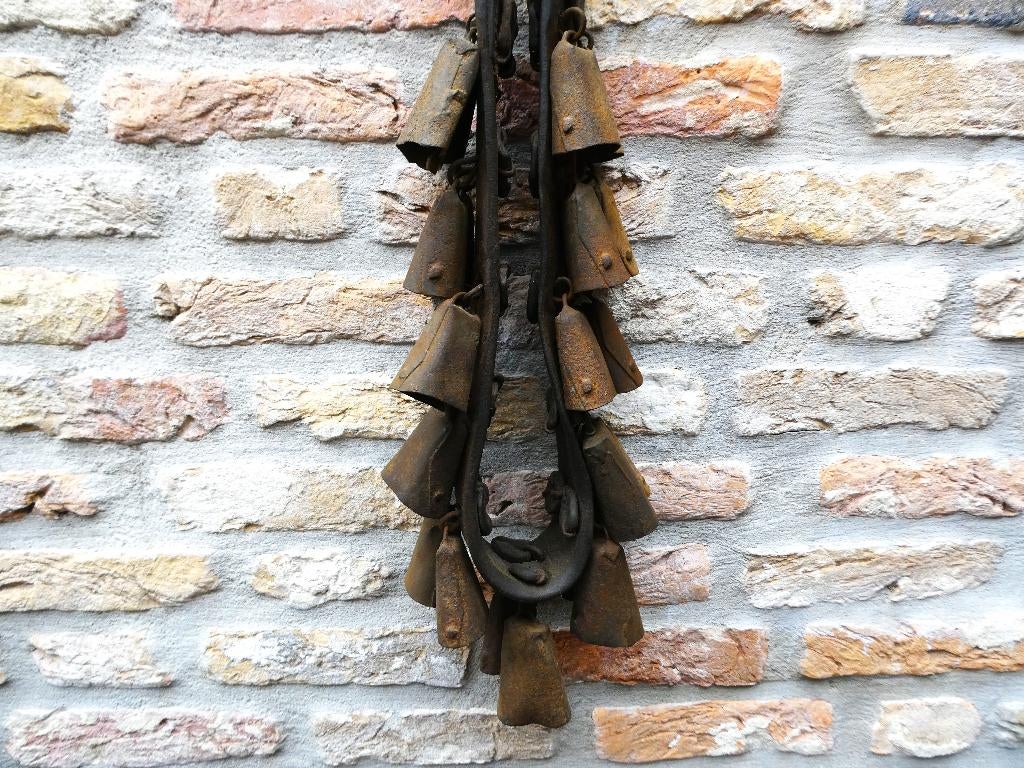 Oude lederen bellenband met 22 bellen met duidelijke klank, Antiek en Kunst, Curiosa en Brocante, Ophalen of Verzenden