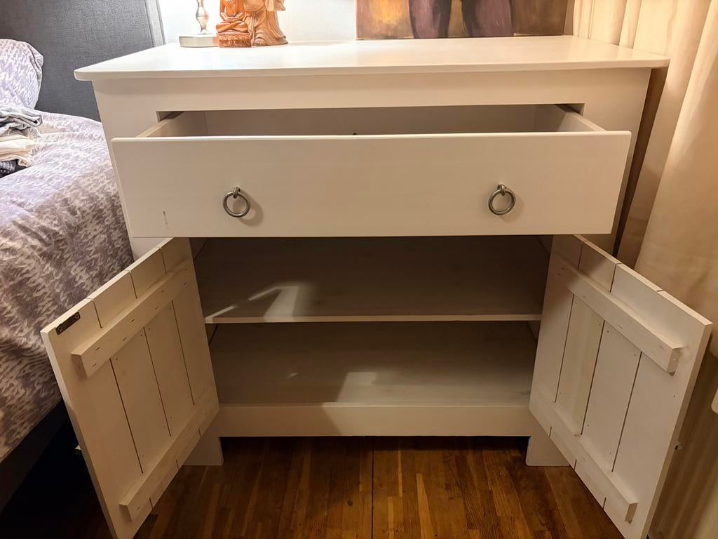 Wit houten kastje met lade en deurtjes, Ophalen