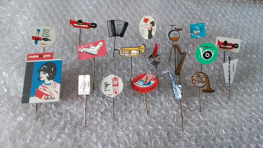 19 verschillende speldjes VARA radio en televisie omroep, Ophalen of Verzenden, Zo goed als nieuw, Overige onderwerpen