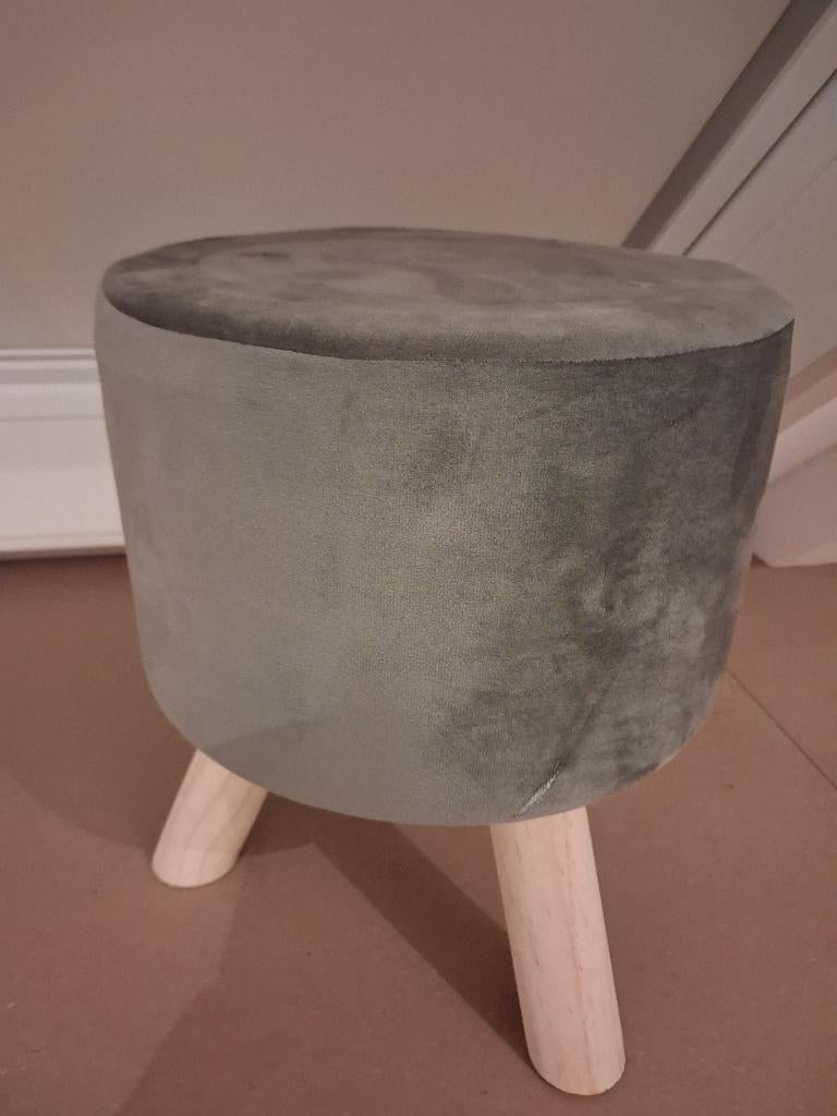 Poefje suede nieuw, Huis en Inrichting, Banken | Voetenbanken en Poefen, Ophalen of Verzenden, Nieuw, Rechthoekig, 125 cm of meer