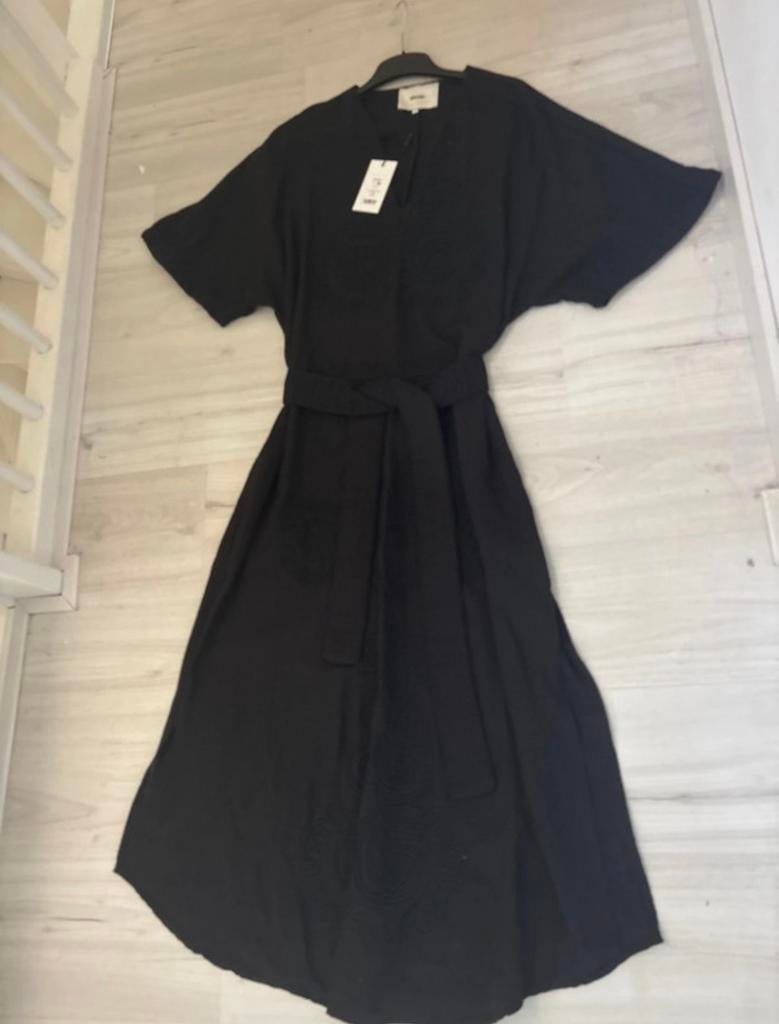 Zwarte jurk Lonneke Nooteboom met applicaties en splitten, Zwart, Maat 42/44 (L), Ophalen of Verzenden, Zo goed als nieuw