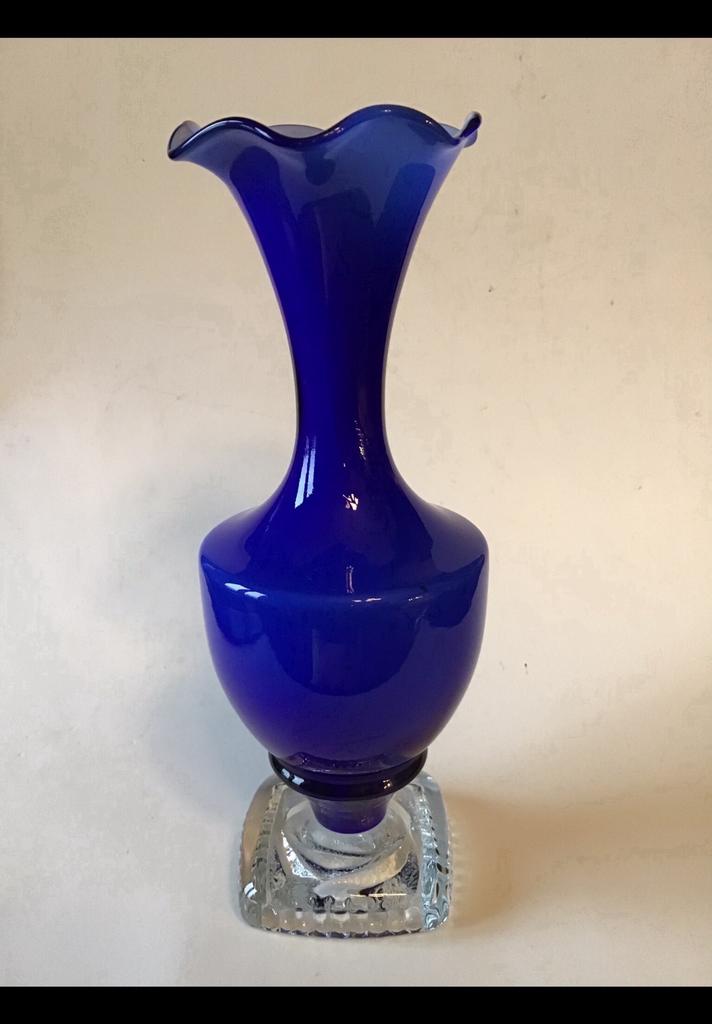 Vaasje kobaltblauw opaline glas + binnenkant wit bijna 18 cm, Ophalen of Verzenden