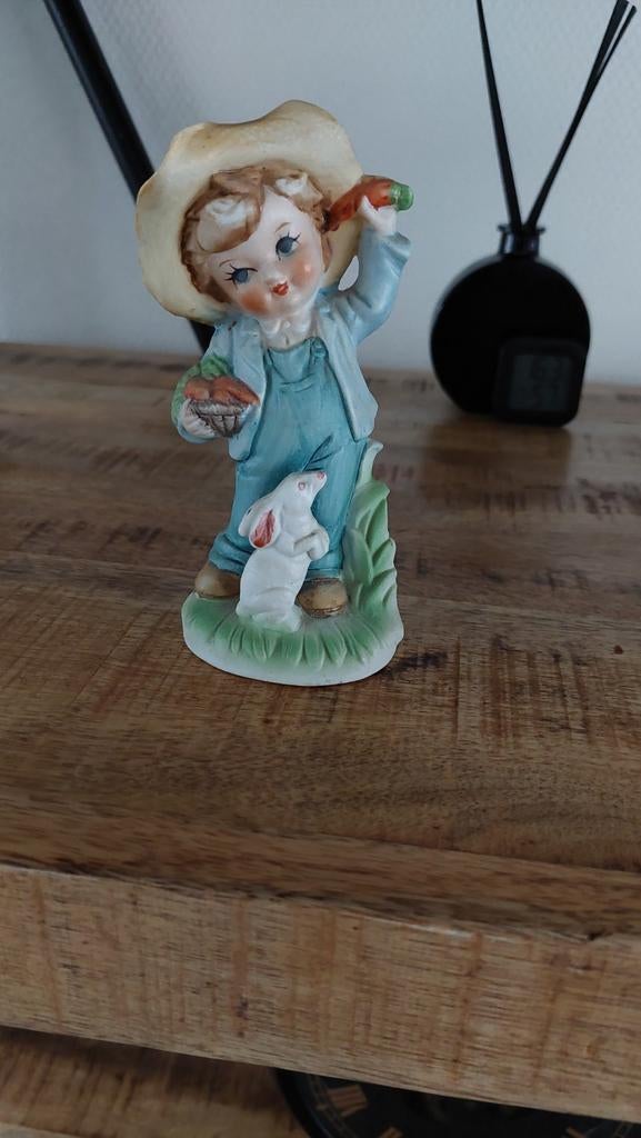 Beeldje jongen met konijn en wortels, Ophalen of Verzenden