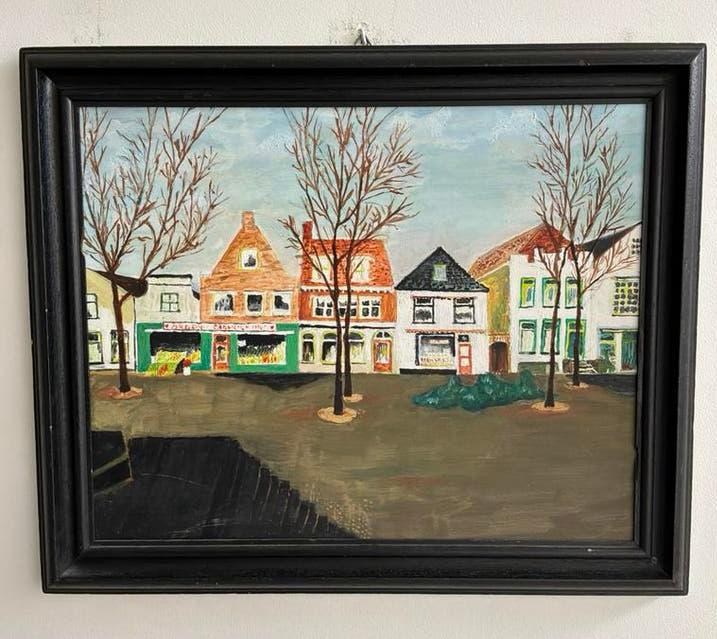 Naïef schilderij: Winkels aan dorpsplein in zwarte lijst, Ophalen of Verzenden