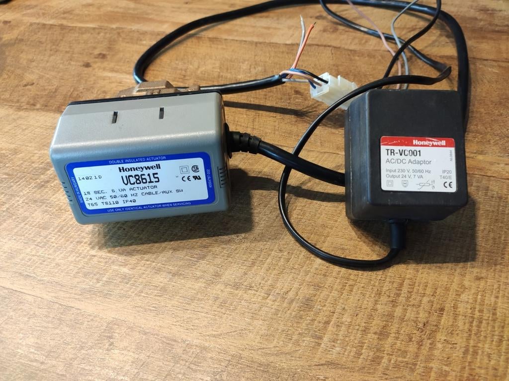 Honeywell tweeweg afsluiter met trafo (UC8615 & TR-VC001), Ophalen of Verzenden