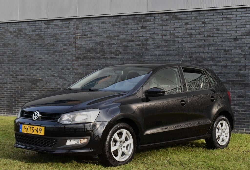 Volkswagen Polo 1.2 51KW 2012 Zwart, Auto's, Voorwielaandrijving, 972 kg, 40 €/maand, Zwart