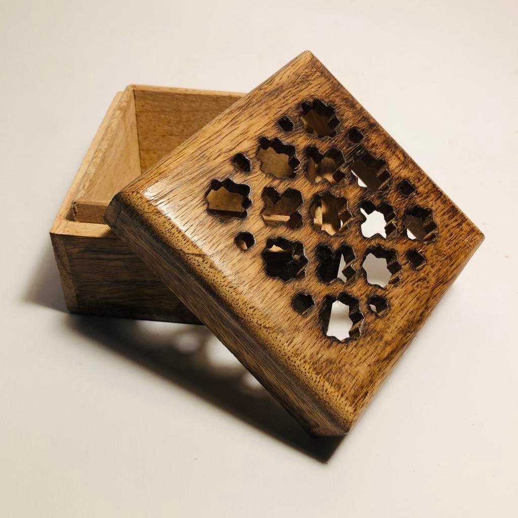 Prachtig bewerkt houten doosje, Verzenden, Minder dan 50 cm