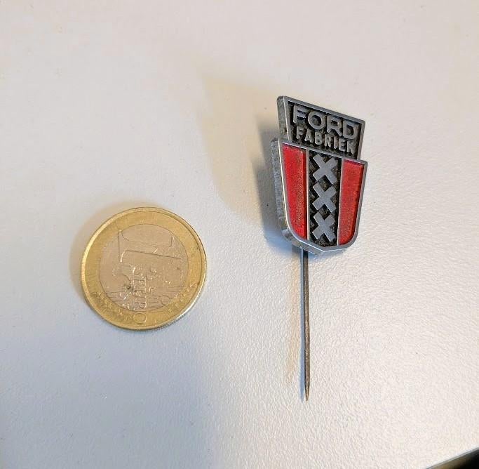 grote volmetaal auto speld Ford Fabriek Amsterdam, Ophalen of Verzenden, Overige onderwerpen, Speldje of Pin