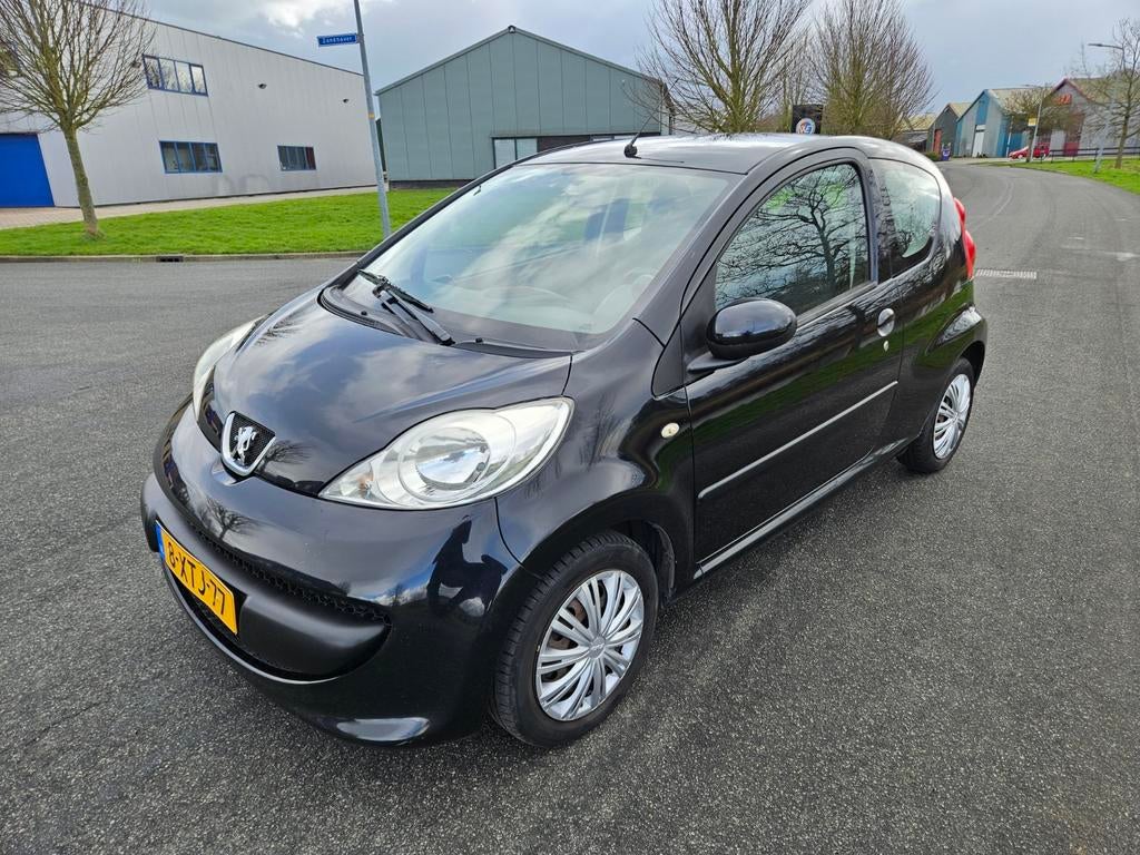 Peugeot 107 1.0 Zwart 2005 airco elektrische ramen APK, Voorwielaandrijving, Stof, Zwart, Handgeschakeld