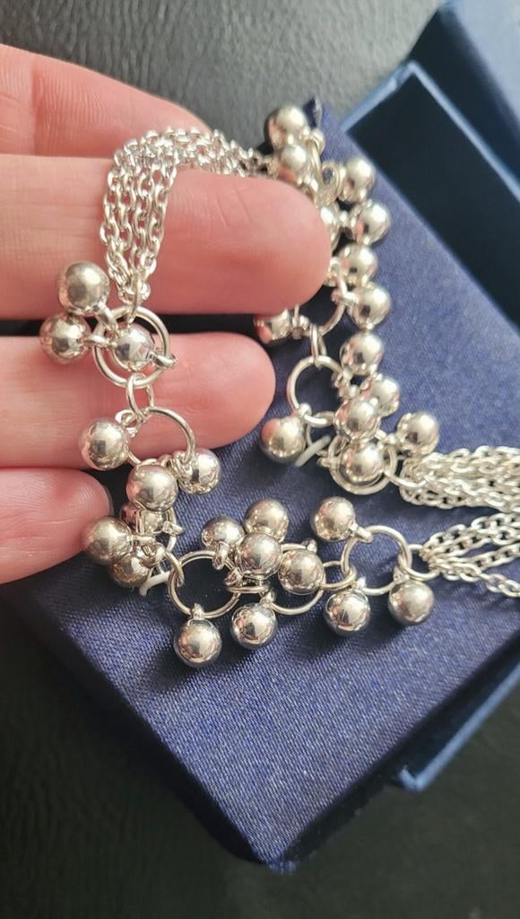 Zilverkleurige ketting met bedels - LBVYR, Overige materialen, Nieuw, Ophalen of Verzenden, Met bedels of kralen