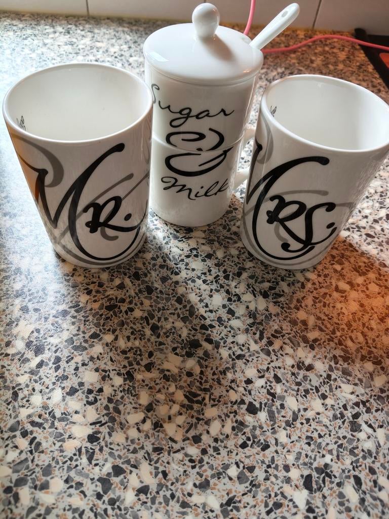 Riviera Maison Mr & Mrs mokken en suiker/melk set, Huis en Inrichting, Ophalen, Zo goed als nieuw, Overige stijlen, Compleet servies