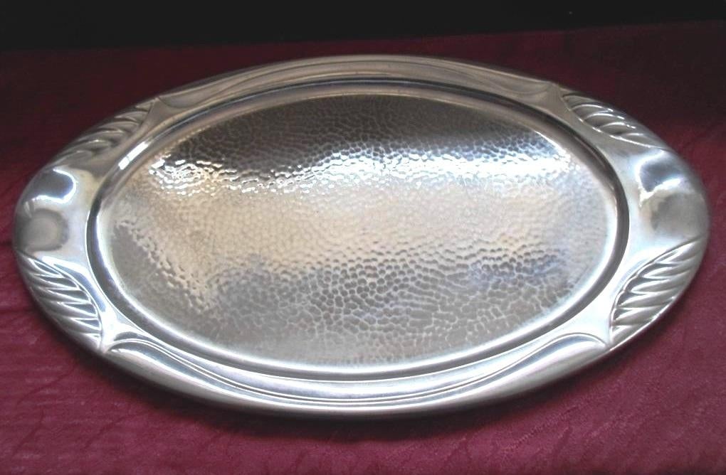 Dienblad Jugendstil / Art Nouveau. Gehamerd. Ovaal., Ophalen of Verzenden, Zo goed als nieuw, Ovaal, Metaal