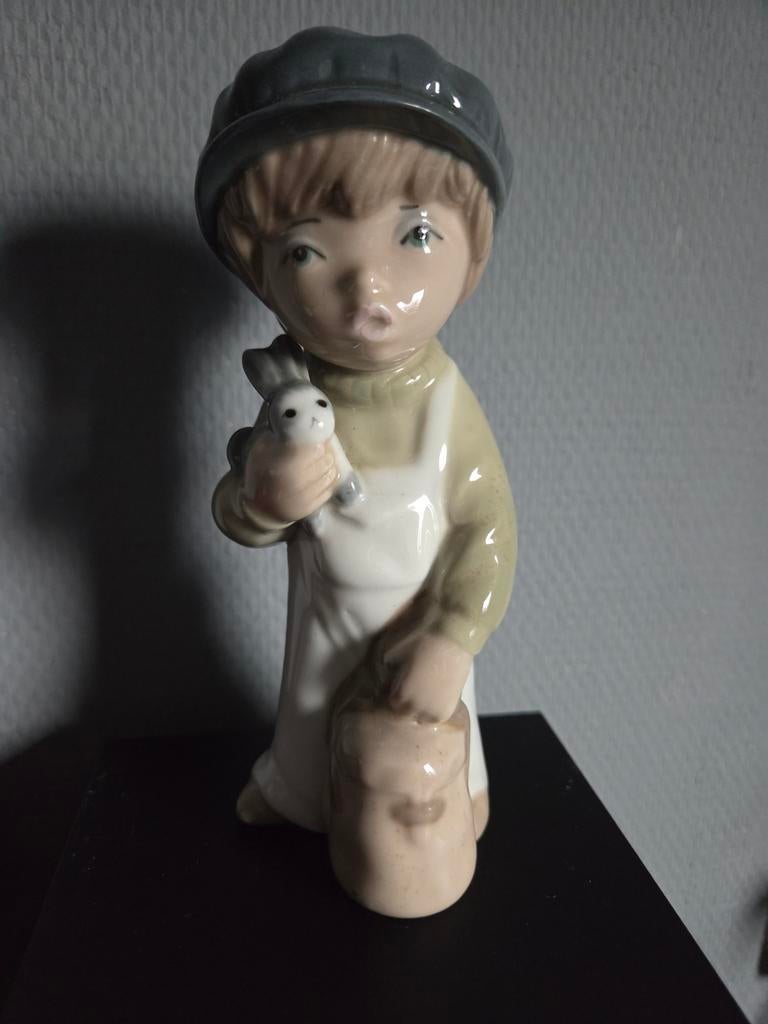 Casades porselein
Beeldje jongen met konijn., Ophalen of Verzenden, Zo goed als nieuw, Mens