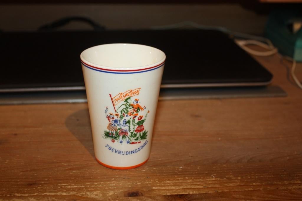 drinkbeker 1955    10 jaar bevrijding, Verzamelen, Ophalen of Verzenden, Overige materialen, Overige typen
