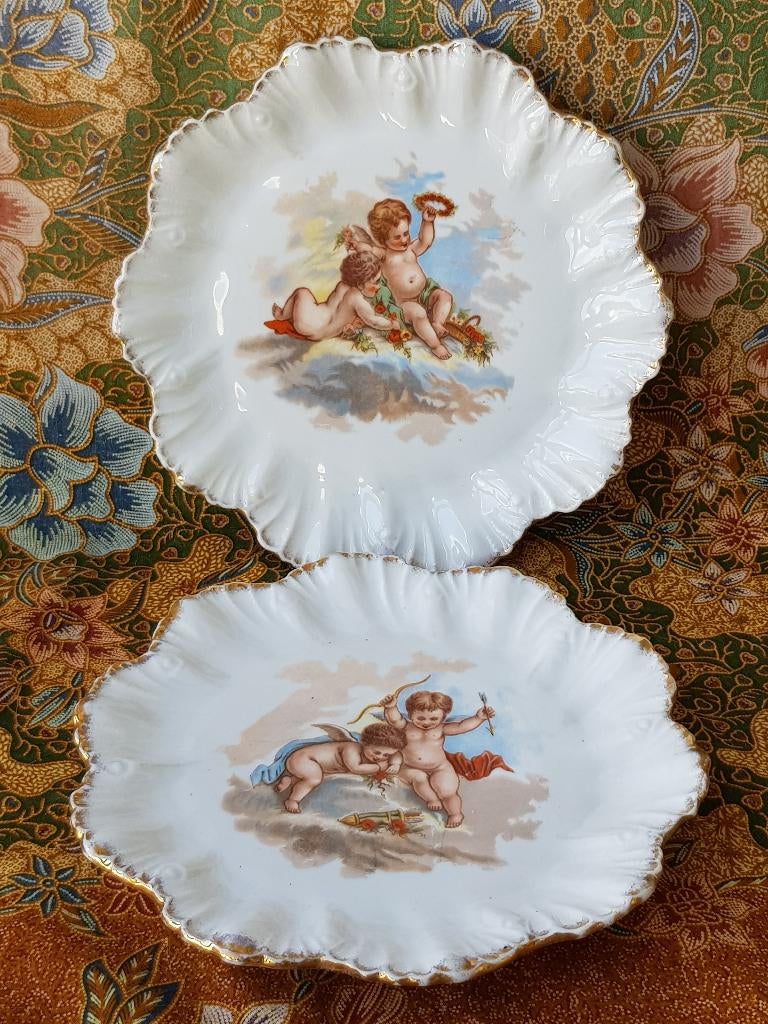 Twee mooie antieke bordjes van porselein met putti's 21,5 cm, Ophalen of Verzenden