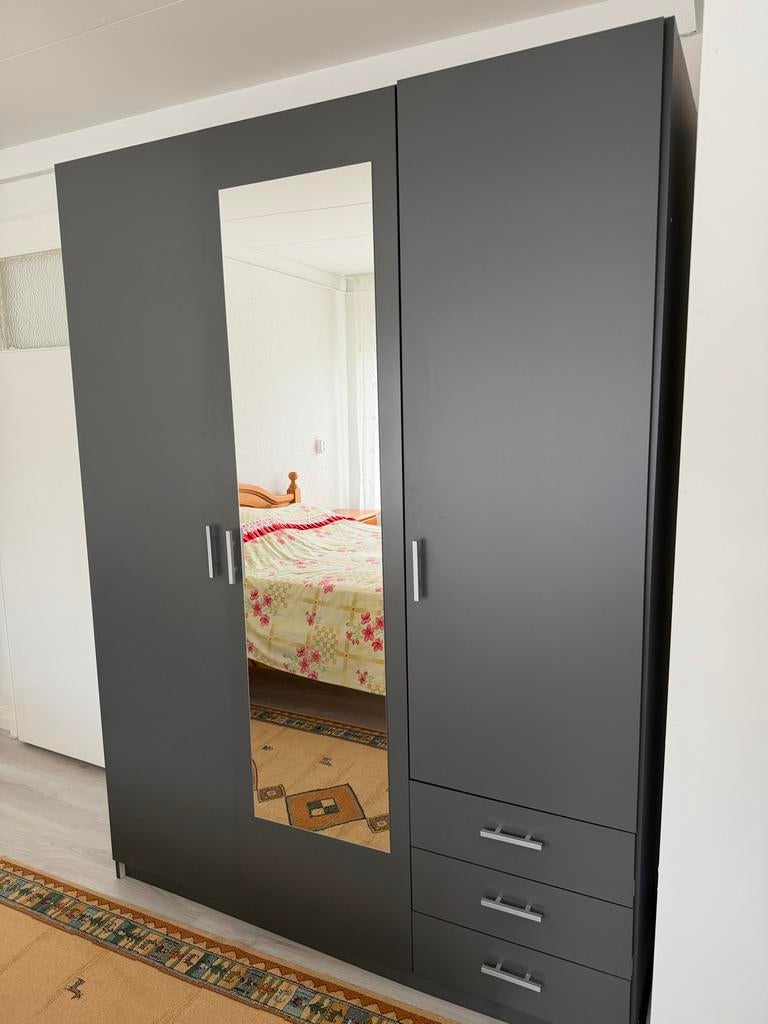 Donkergrijze kledingkast met spiegel en lades, Overige materialen, Gebruikt, 100 tot 150 cm, 200 cm of meer