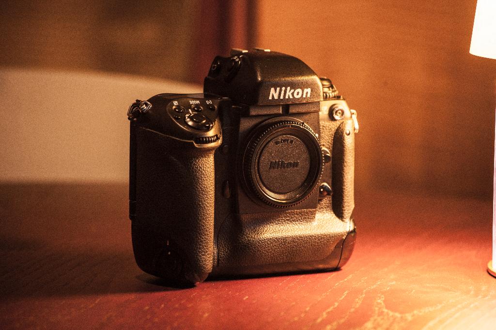 Nikon F5 (niet werkend/voor onderdelen), Audio, Tv en Foto, Fotocamera's Analoog, Ophalen of Verzenden, Niet werkend, Spiegelreflex