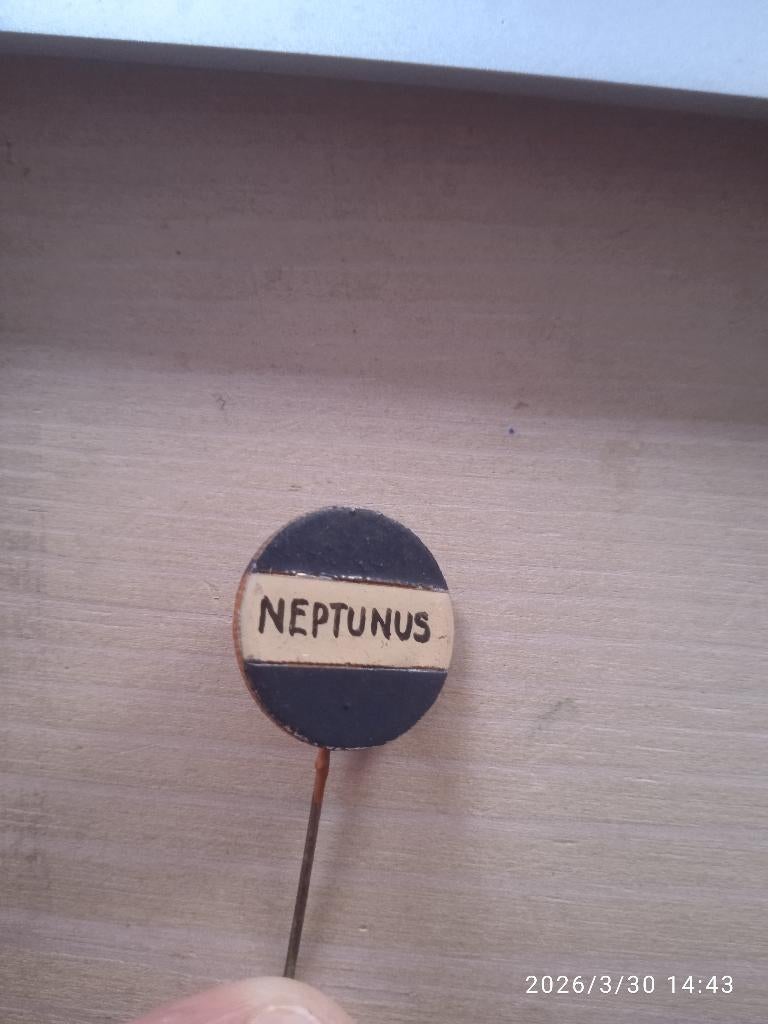 HEEL OUDE VOETBAL SPELDJE VAN NEPTUNUS JAREN 60, Verzenden, Gebruikt, Sport, Speldje of Pin