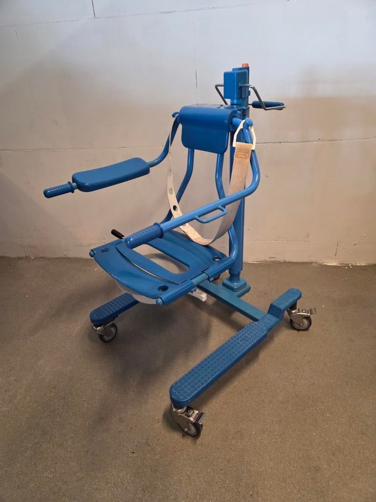 Arjo badstoel / postoel hydraulisch hoog / laag, Ophalen