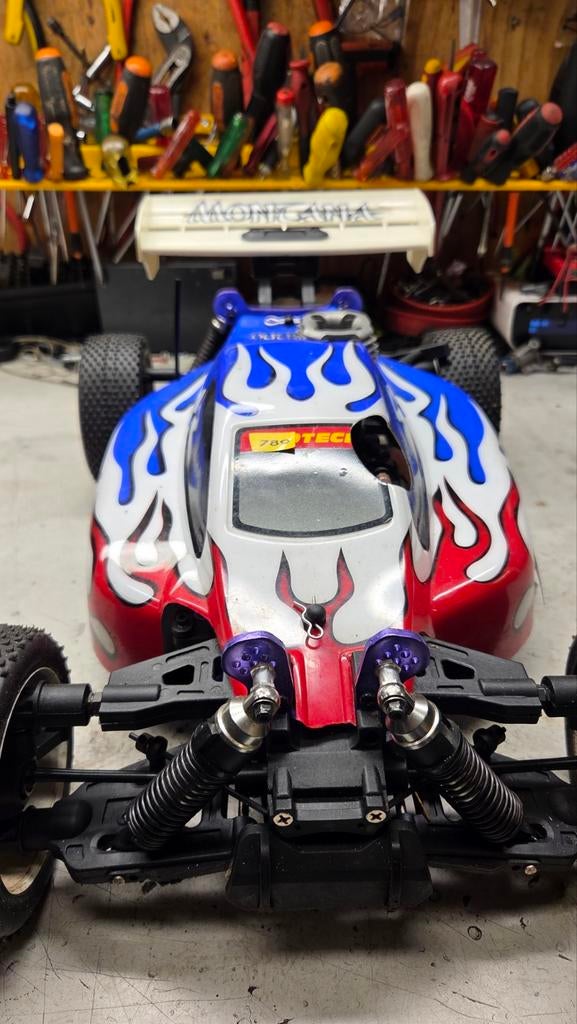 Te koop mooie protech, Hobby en Vrije tijd, Modelbouw | Radiografisch | Auto's, Gebruikt, Auto offroad, Ophalen of Verzenden, Schaal 1:8