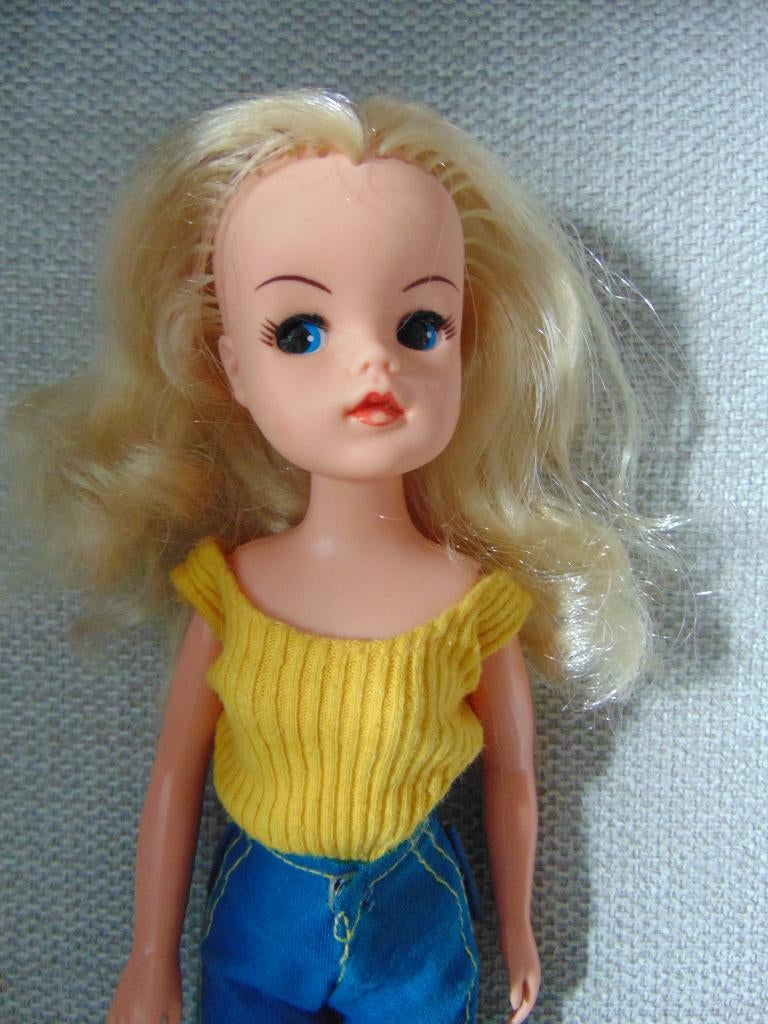 Mooie blonde Sindy pop in Jeans outfit en schoentjes, Ophalen of Verzenden, Gebruikt, Pop
