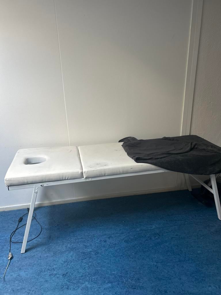 Gratis af te halen: Stevige inklapbare behandeltafel/bureau, Huis en Inrichting, Slaapkamer | Bedden, Gebruikt, Eenpersoons, 70 cm of minder