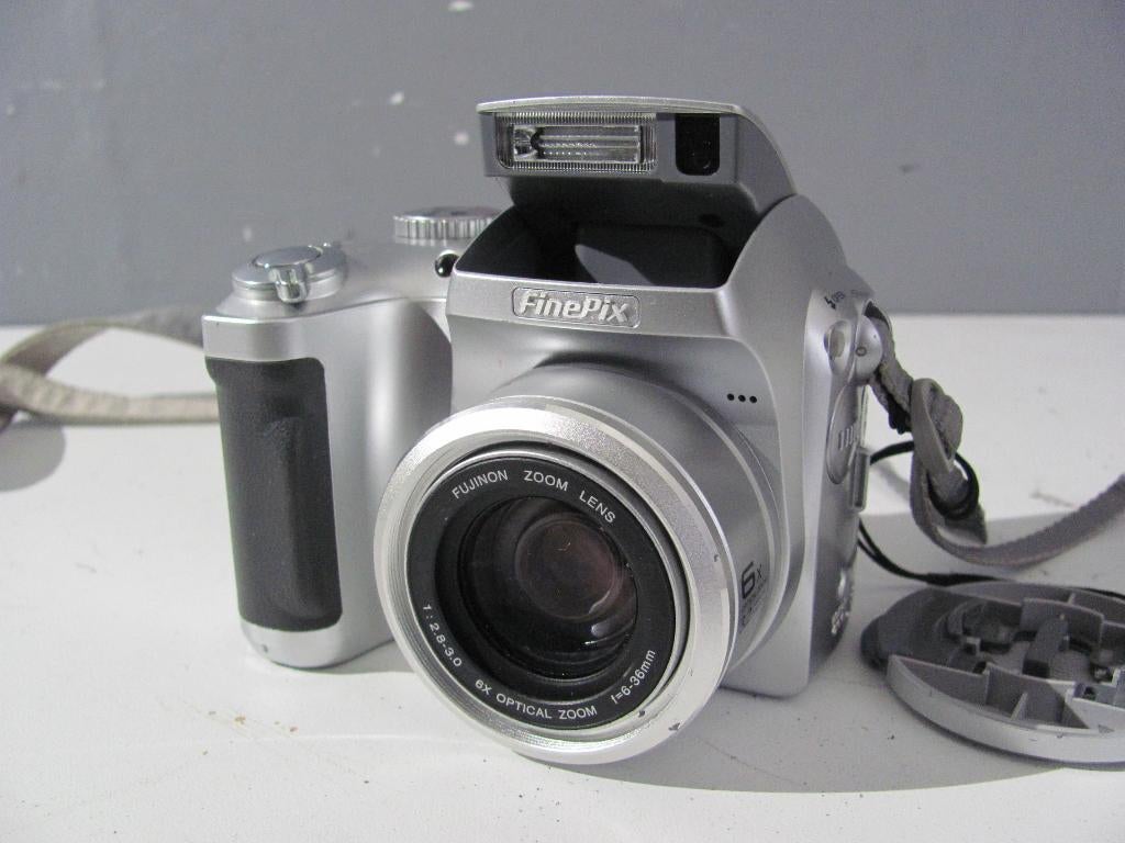 Fujifilm finepix S304 werkt op 4x aa batterijen, Compact, Ophalen of Verzenden, Zo goed als nieuw, 3 Megapixel