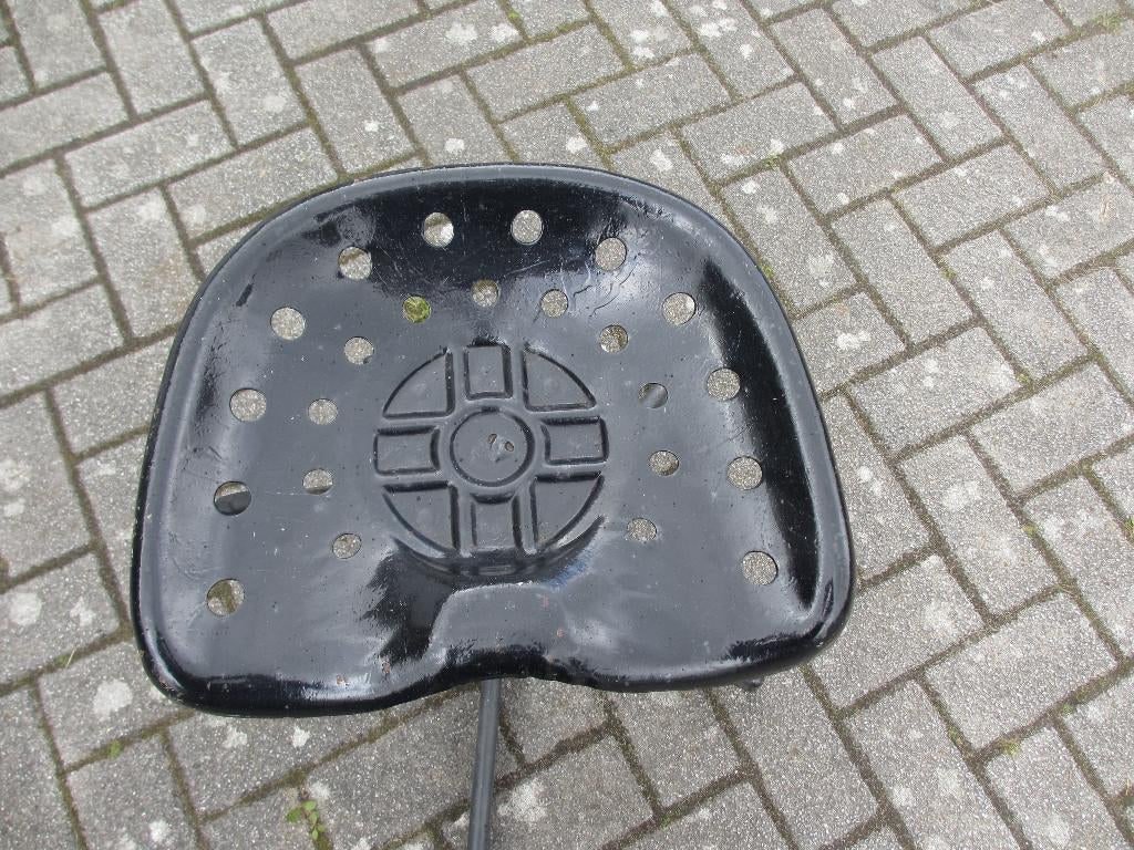 Vintage industriële tractor-zit kruk, Ophalen of Verzenden, In hoogte verstelbaar, Gebruikt, IJzer