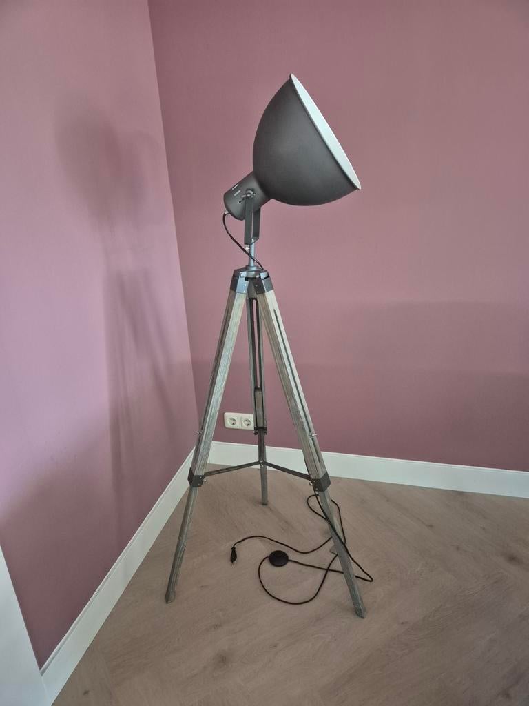 Industriële vloerlamp - driepoot, Ophalen, Zo goed als nieuw, Hout, Industrieel