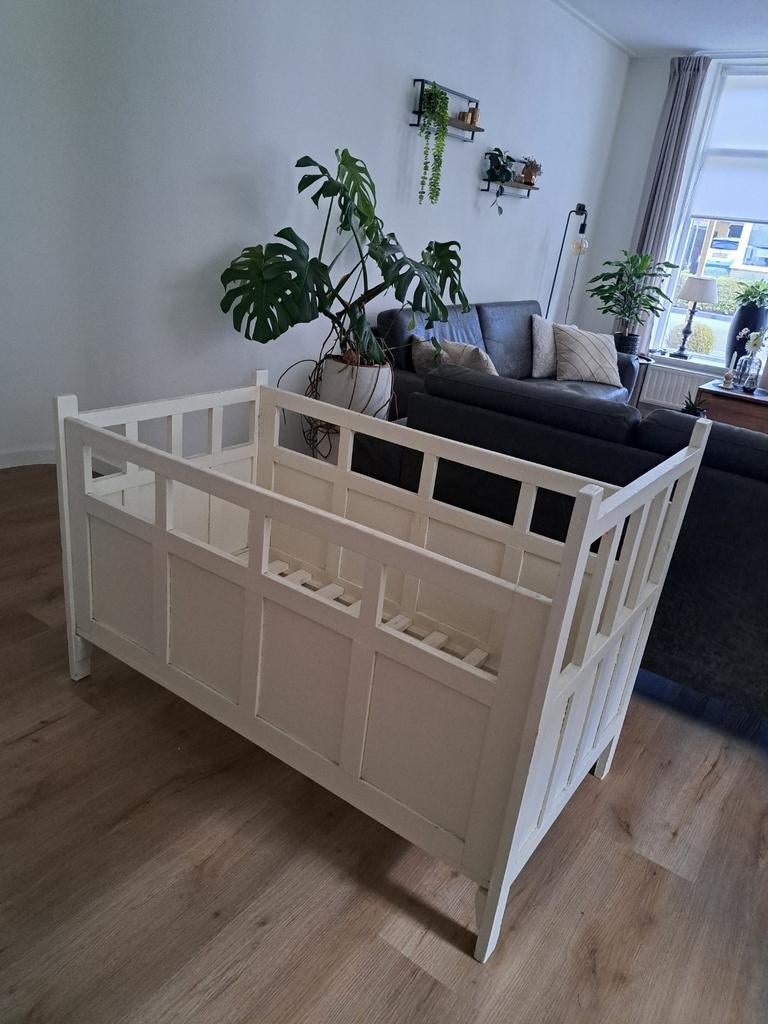 Wit brocant houten ledikantje vintage antiek oud ledikant, Kinderen en Baby's, Babywiegjes en Ledikanten, Ophalen of Verzenden