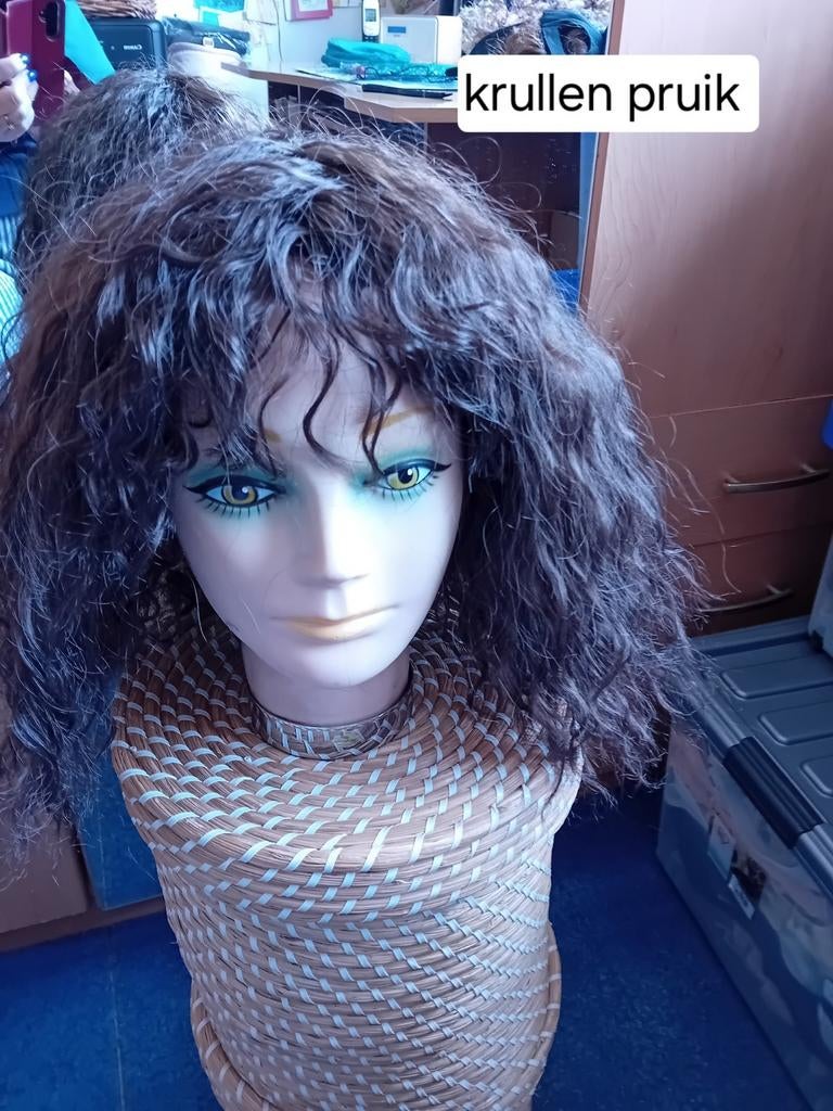 Feest pruik met krul, Ophalen of Verzenden, Zo goed als nieuw, Carnaval, Accessoires