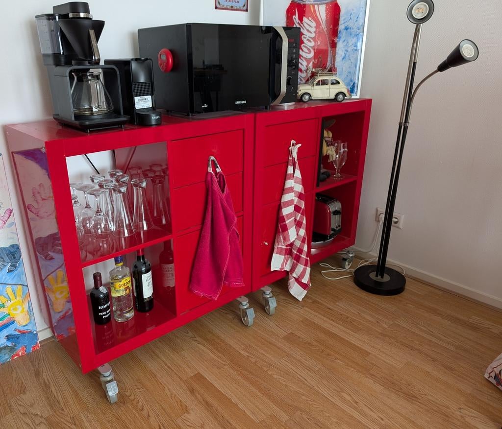 Twee rode dressoirs op wieltjes - handig en stijlvol, Huis en Inrichting, Kasten | Dressoirs, Ophalen, Gebruikt, 100 tot 150 cm