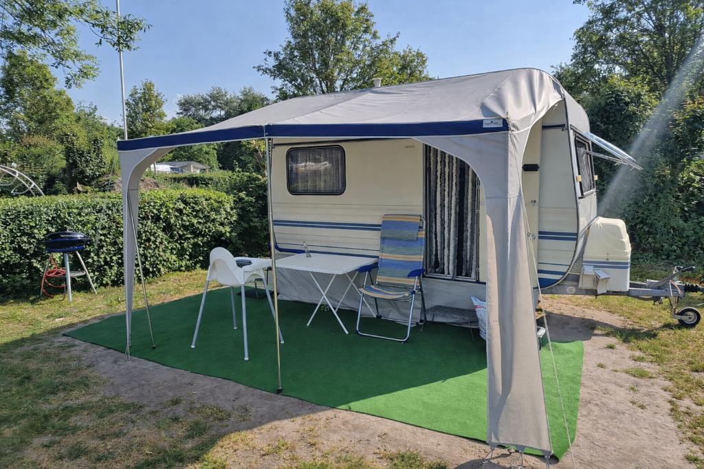 Knaus Luxus 365 caravan (1984) met voortent en luifel, Caravans en Kamperen, Vast bed, Koelkast, Treinzit, Particulier