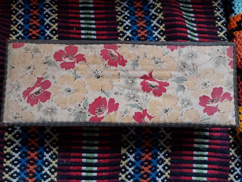 Oud, Stoffen Doosje met Bloem van Tante Brocante, Antiek en Kunst, Curiosa en Brocante, Ophalen of Verzenden