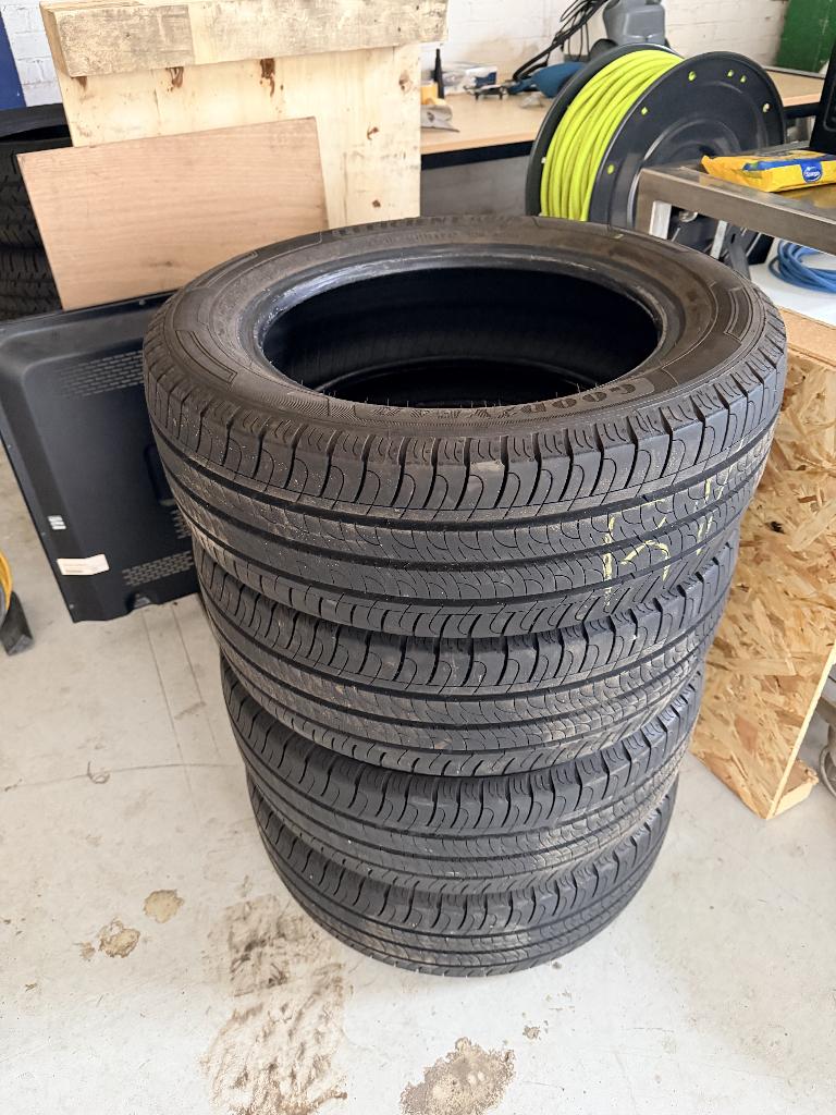 Zo goed als nieuwe zomerbanden – Renault Trafic (2025), Auto-onderdelen, Banden en Velgen, Ophalen, 16 inch, Band(en), Zomerbanden