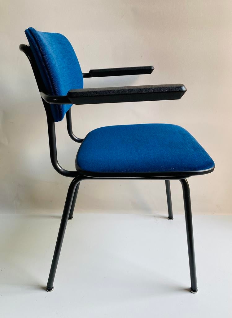 Gispen stoel 1235 in blauw met armleggers, Gebruikt, Blauw, Ophalen of Verzenden, Stof