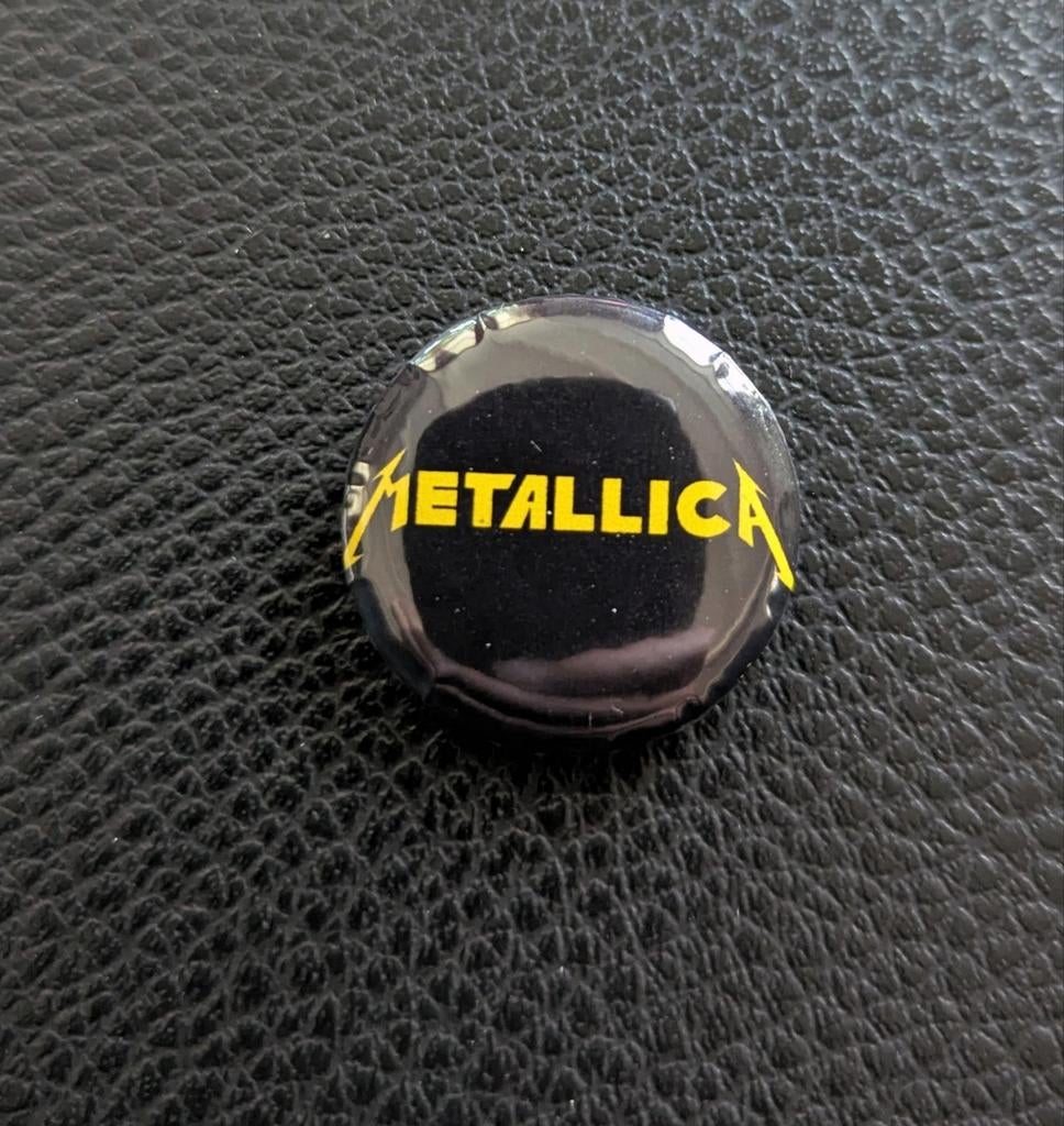 Metallica Band Button Speld Pin - Zwart en Geel, Ophalen of Verzenden, Nieuw