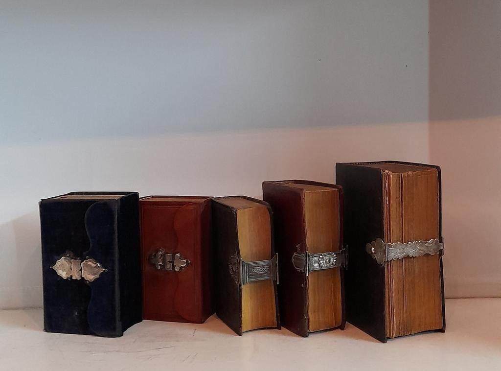 Antieke bijbels met zilveren slot, Ophalen of Verzenden