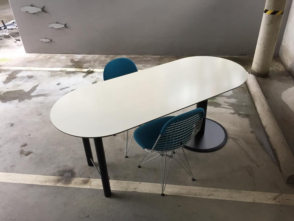 NIEUWE DRAAIBARE TAFEL/ BURO TAFEL., Antiek en Kunst, Ophalen
