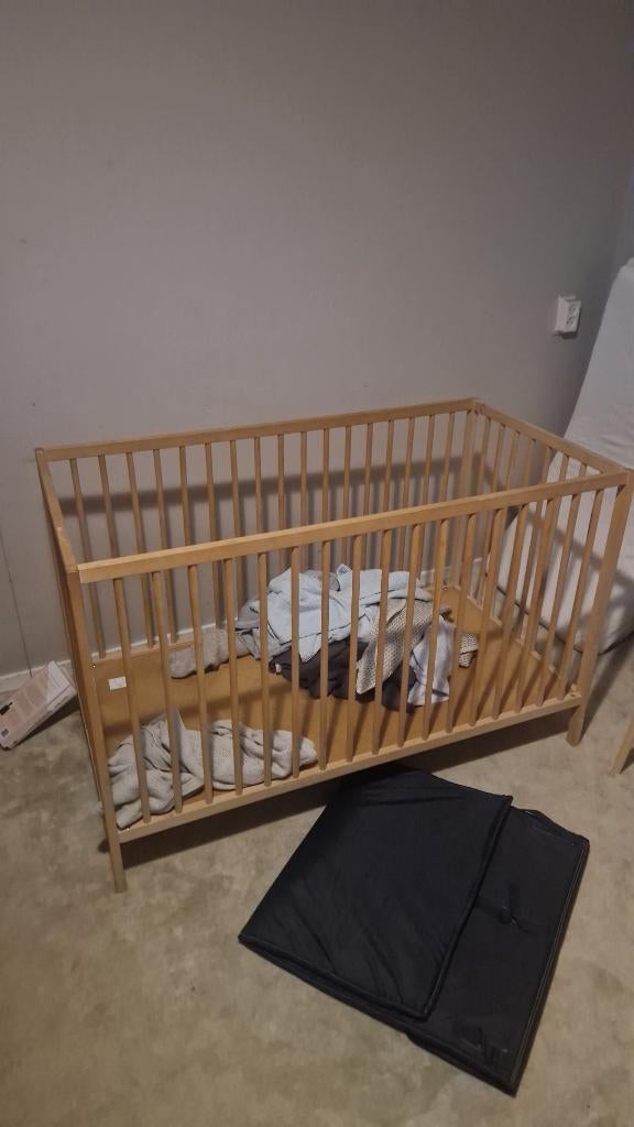 Ledikant met matras en hoeslaken, Kinderen en Baby's, Babywiegjes en Ledikanten, Ophalen, Zo goed als nieuw, Ledikant