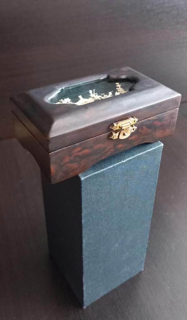 Chinese Sieradendoosje met handgesneden kurk pastorale in, Antiek en Kunst, Ophalen of Verzenden