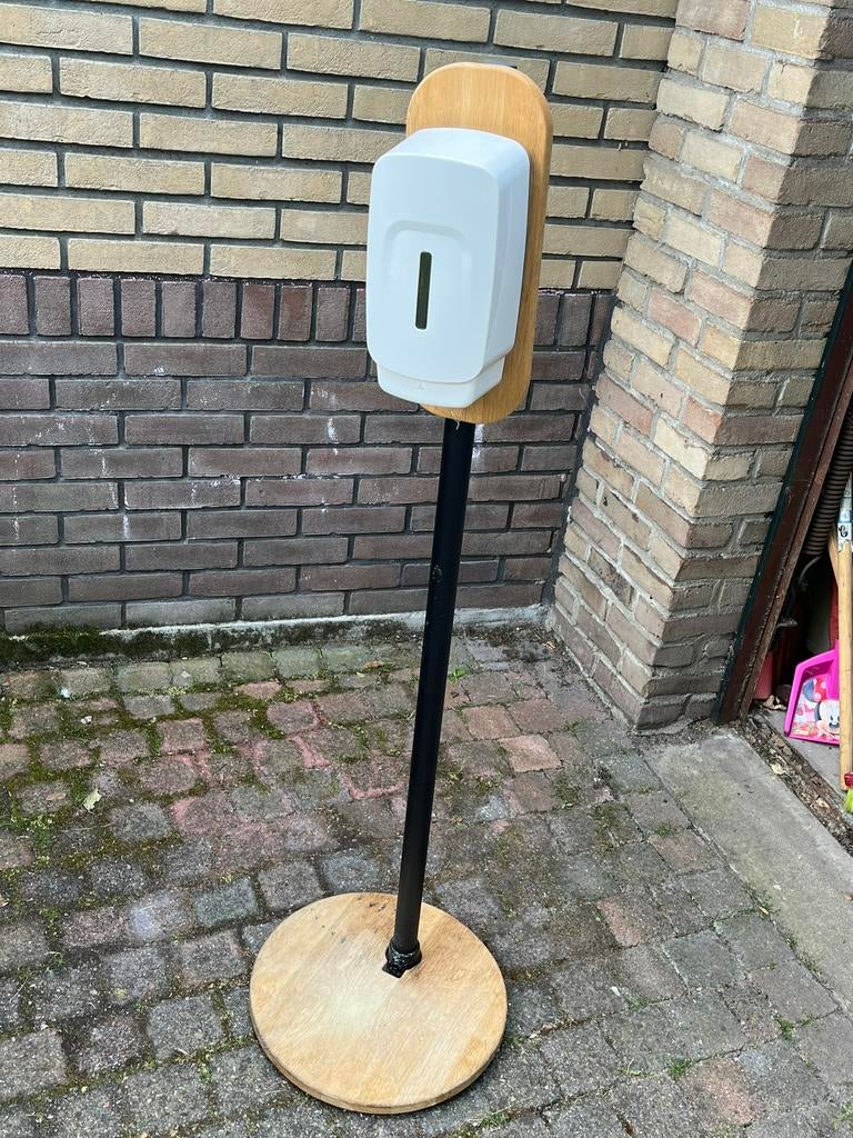 Desinfectie zuil met eikenhouten voet, Ophalen