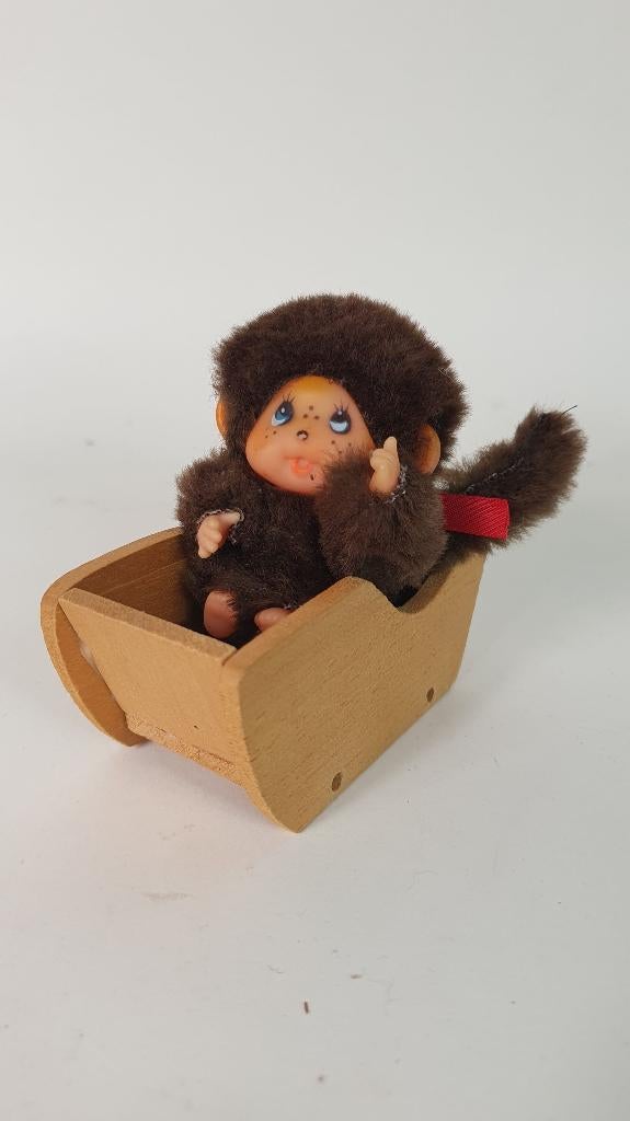Vintage Mini Monchhichi poppetje, houten slee. 8B11, Tweedehands verkoop, Tweedehands verkoop, Gebruikt, Ophalen of Verzenden