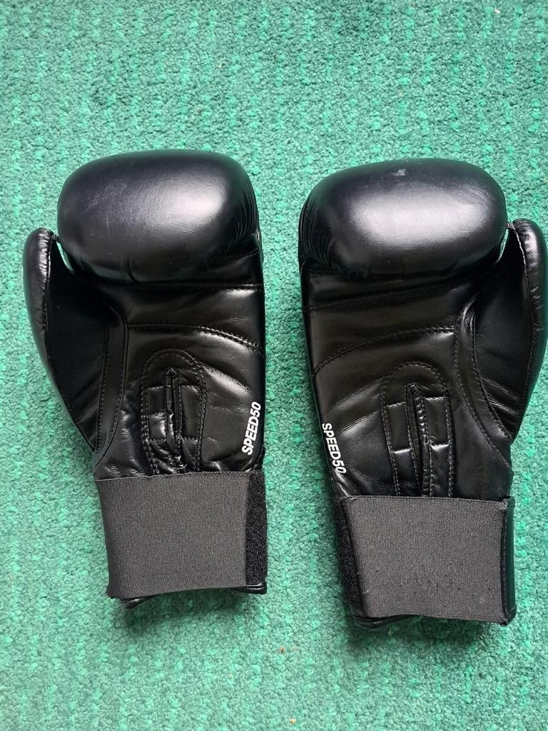 Goed als nieuw adidas bokshandschoenen 08/02, Ophalen of Verzenden, Zo goed als nieuw, Bokshandschoenen