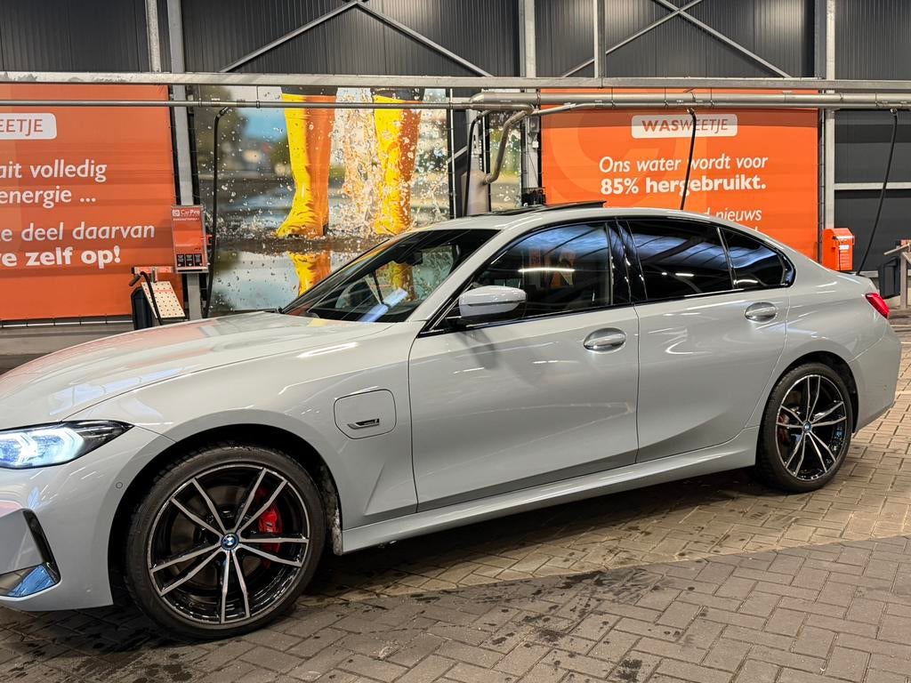 BMW 3-Serie 330e 292pk Aut 2023 Grijs schade voor koplamp, 1998 cc, Achterwielaandrijving, 4 cilinders, Sedan