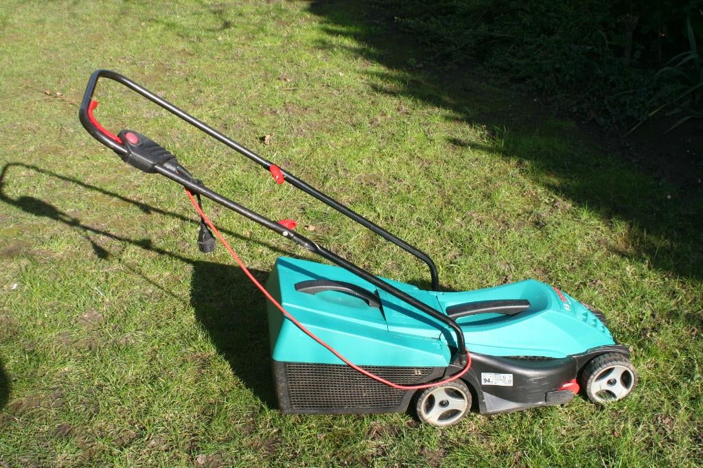 Mooie elektrische grasmaaier BOSCH, Tuin en Terras, Grasmaaiers, Ophalen, Cirkelmaaier, Gebruikt, Elektrische grasmaaier