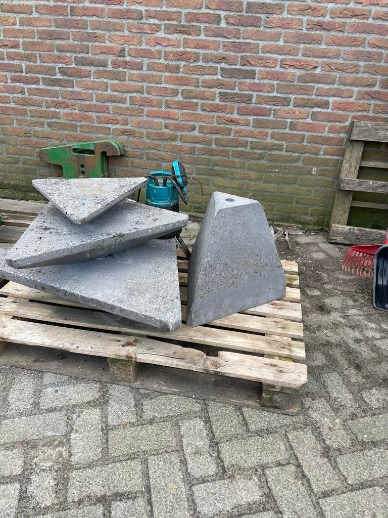 Grijze betonnen fontein, Tuin en Terras, Ophalen of Verzenden, Gebruikt, Beton, Fontein