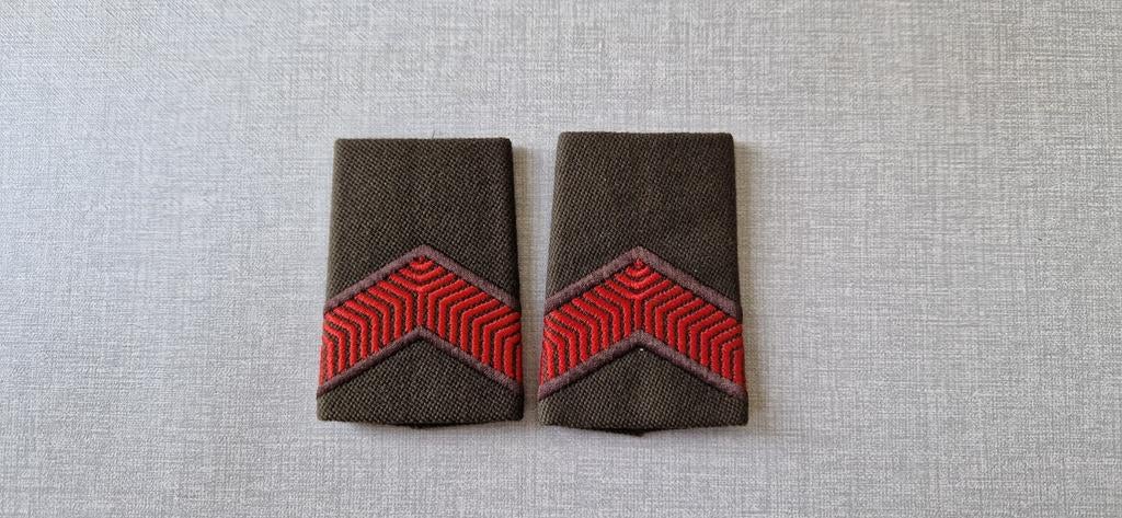 Soldaat 2 epauletten strepen DT jas oud model, Verzamelen, Ophalen of Verzenden, Landmacht, Nederland, Kleding of Schoenen