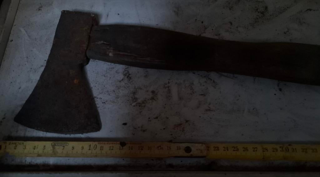 Oude bijl met houten handvat, Ophalen