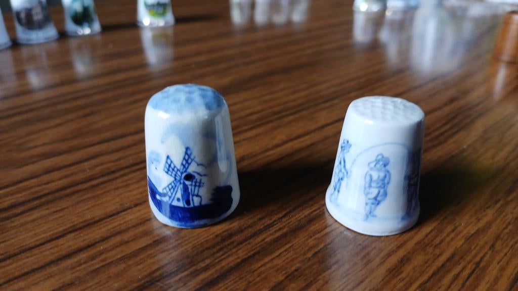 Twee porseleinen vingerhoeden, Royal Delft, Antiek en Kunst, Antiek | Keramiek en Aardewerk, Ophalen of Verzenden